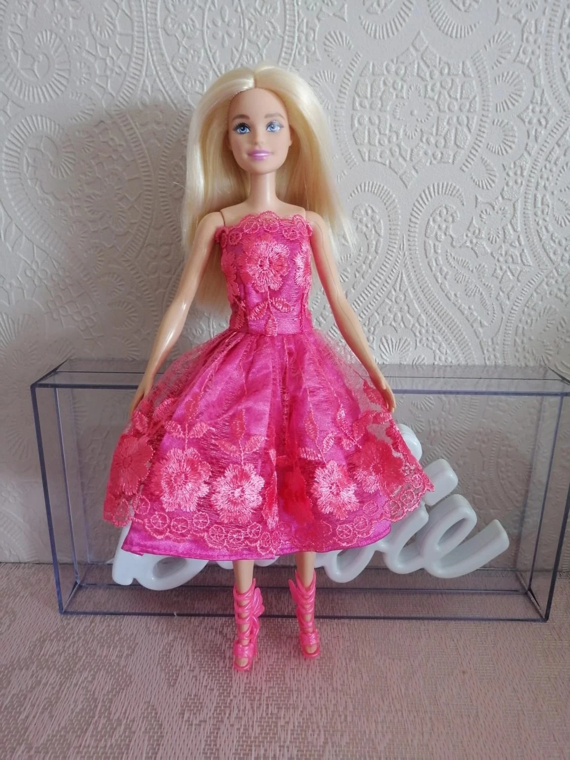 Jolie Barbie en tenue dentelle